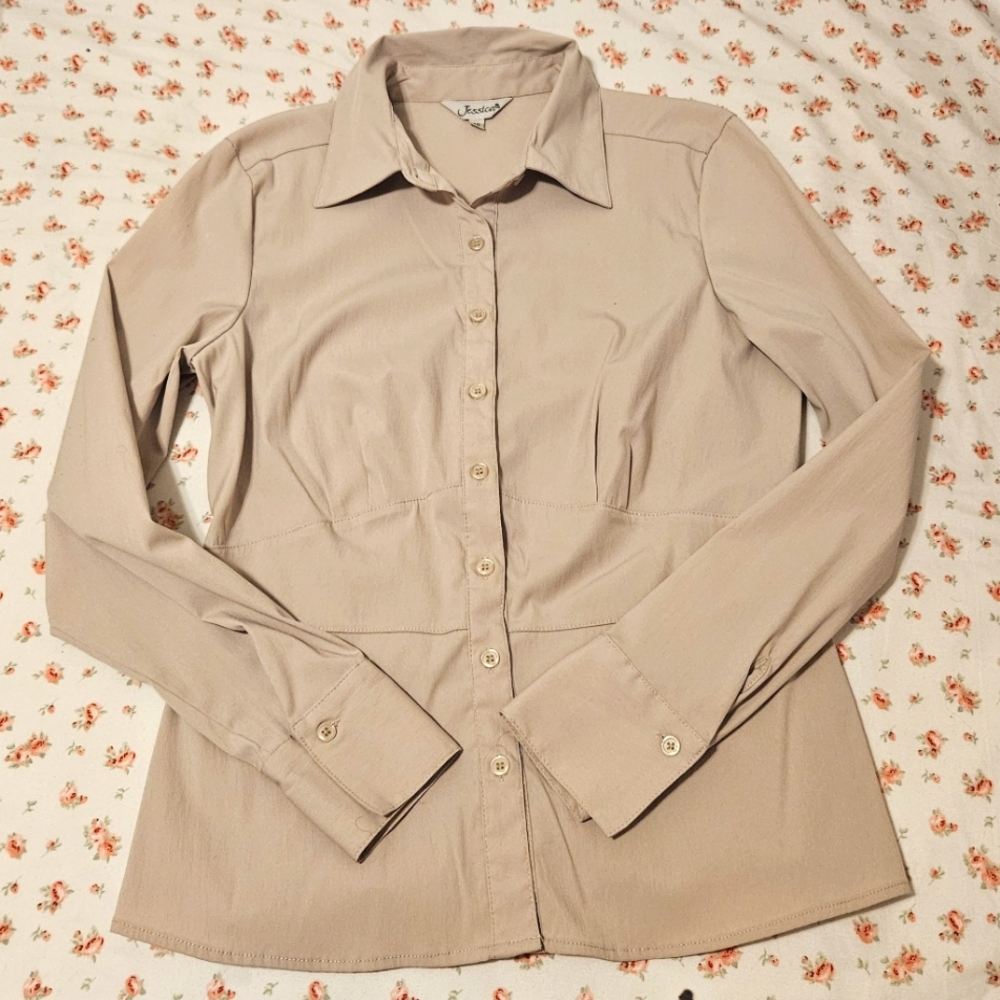 Jessica Fitted, Ruched Long Sleeved Button Front Blouse in Ecru Sz 10